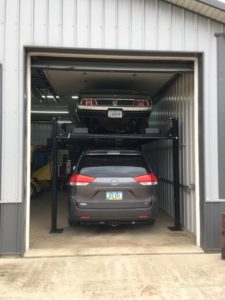 FP8K Storage lift rear view with cars parked on it.