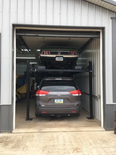 FP8K Storage lift rear view with cars parked on it.
